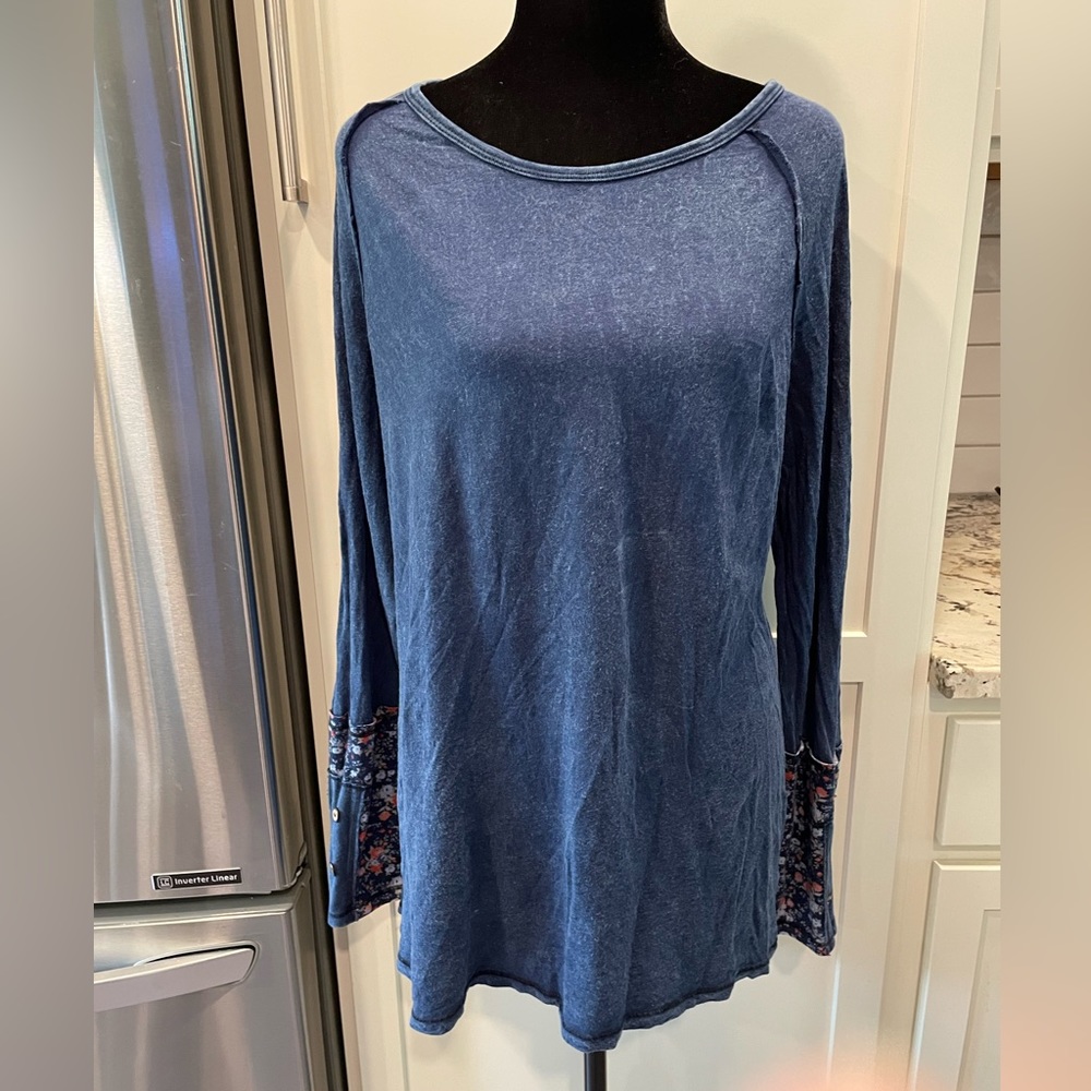 Dark blue long sleeve flowered cuff